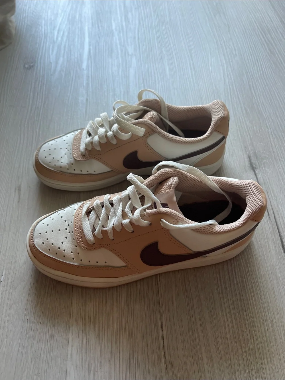 Nike Kids Low-Top Sneakers in White, Tan and Dark Brown Swoosh